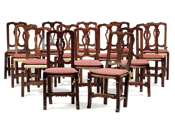 Sedici sedie in noce, 11 del XVIII-XIX secolo e 5 in stile