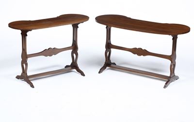 Coppia Tavolini in Stile con Piano Sagomato