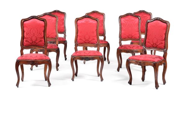 Otto sedie in noce intagliato. XVIII secolo