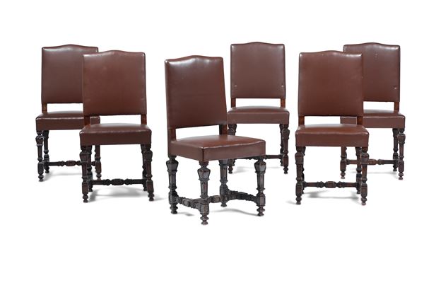 Dodici sedie in legno intagliato con rivestimento in pelle