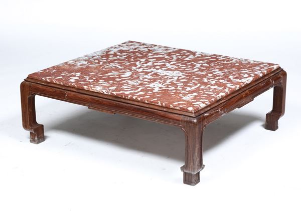 Tavolino basso in stile orientale con piano in marmo