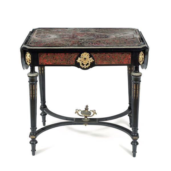 Tavolino ad alette in legno ebanizzato e decoro in bronzo e metallo dorato stile Boulle, Francia XIX secolo