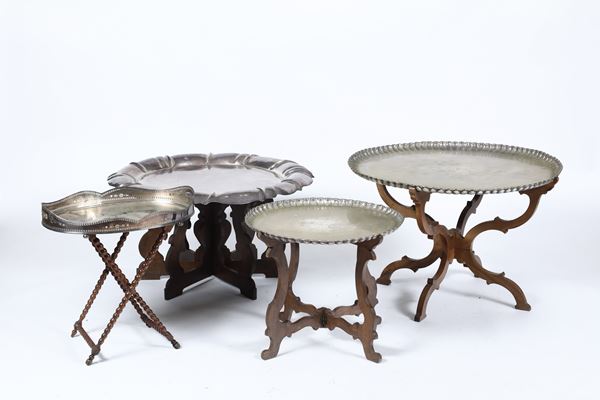 Quattro tavolini con gambe in legno e piano in metallo