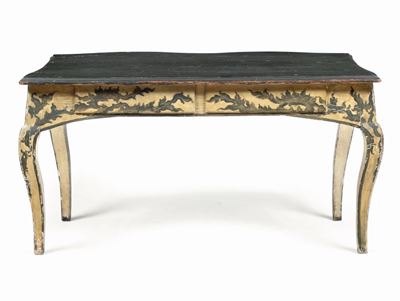 Scrivania a Due Cassetti in Legno Dipinto. XVIII Secolo