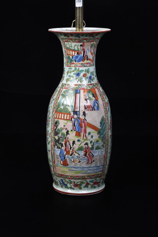 Vaso in porcellana con scene di vita comune entro riserve e decori floreali su fondo Celadon, Cina, Dinastia Qing, XIX secolo