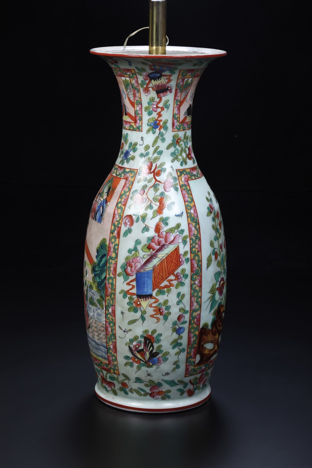 Cina, Dinastia Qing, Vaso in porcellana con scene di vita comune, entro riserve e decori floreali