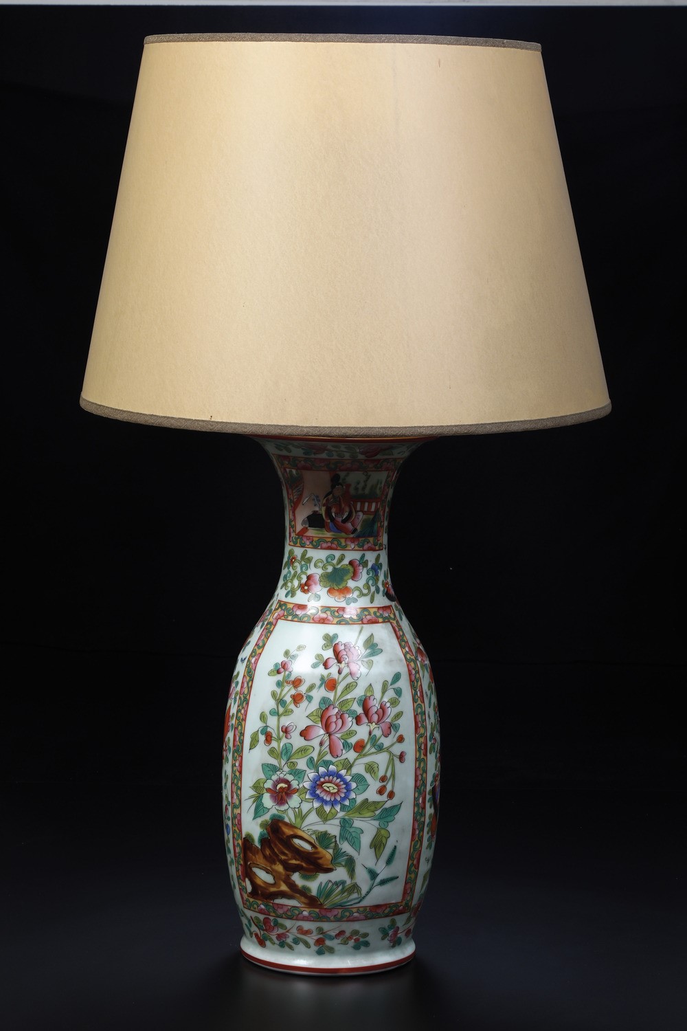 Cina, Dinastia Qing, Vaso in porcellana con scene di vita comune, entro riserve e decori floreali