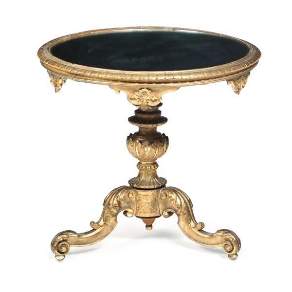 Tavolino in legno intagliato e dorato. XIX secolo