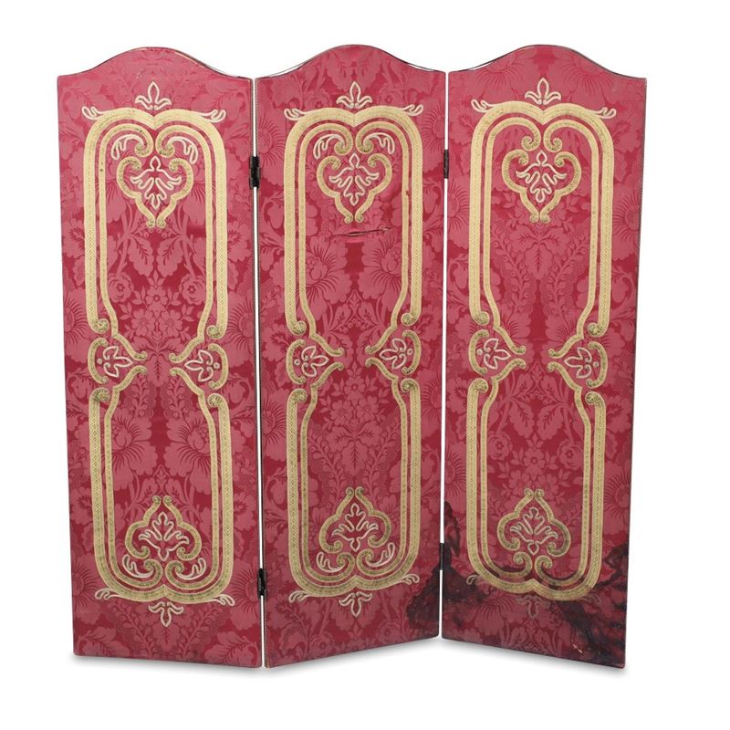 Piccolo paravento a tre ante rivestito in tessuto  - Auction Antique - Cambi Casa d'Aste