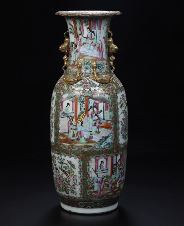 Vaso in porcellana Famiglia Rosa con decori floreali, scene di vita comune e figure di draghetti a rilievo, Cina, Dinastia Qing, XIX secolo