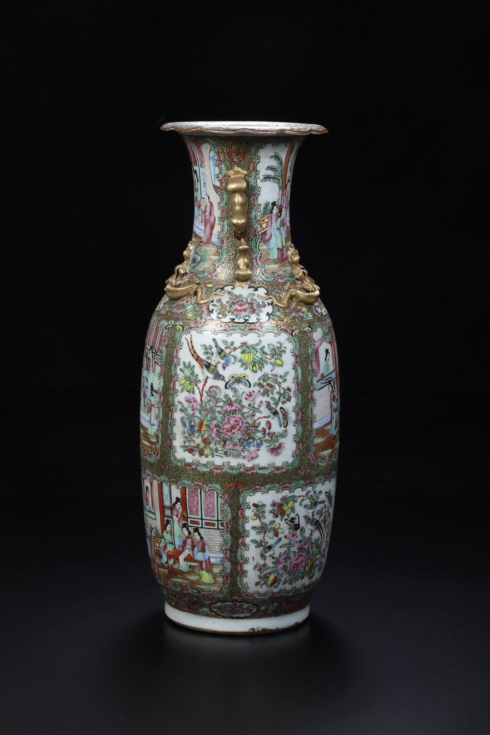 Cina, Dinastia Qing (XIX secolo), Vaso in porcellana della Famiglia Rosa con decori floreali, sce...