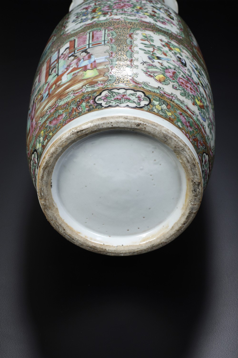 Cina, Dinastia Qing (XIX secolo), Vaso in porcellana della Famiglia Rosa con decori floreali, sce...