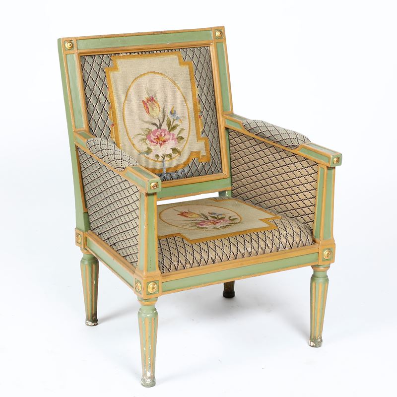 Poltrona in legno dipinto con rivestimento ricamato a piccolo punto. XIX secolo  - Asta Antiquariato  - Cambi Casa d'Aste