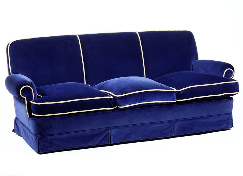 Divano imbottito rivestito in tessuto blu  - Auction Antique - Cambi Casa d'Aste