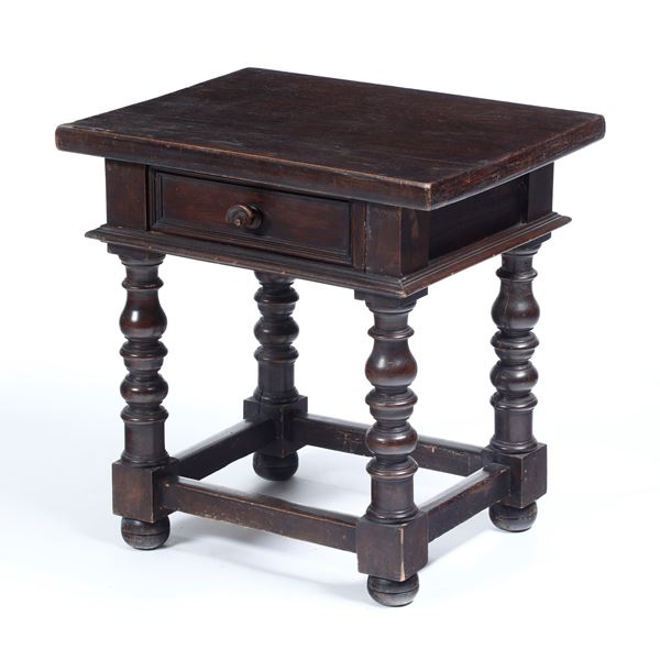 Tavolino in legno con gambe a rocchetto. XX secolo