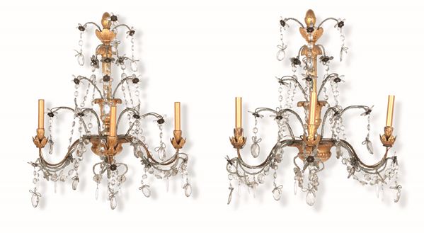 Coppia di grandi appliques a tre luci in legno intagliato e dorato e cristalli. XIX secolo