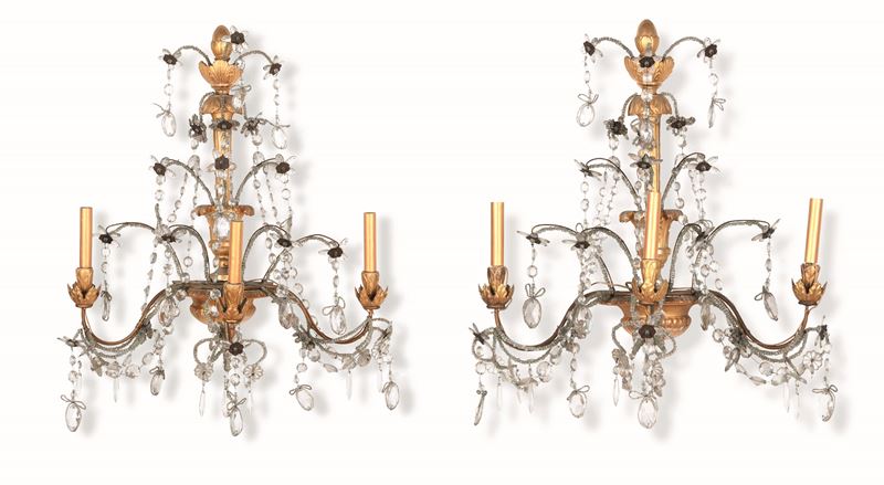 Coppia di grandi appliques a tre luci in legno intagliato e dorato e cristalli. XIX secolo  - Asta Dimore Italiane - Cambi Casa d'Aste
