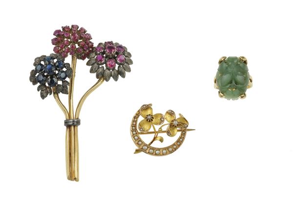 Lotto composto da due spille ed un anello con zaffiri, rubini, giadeite e piccole perle