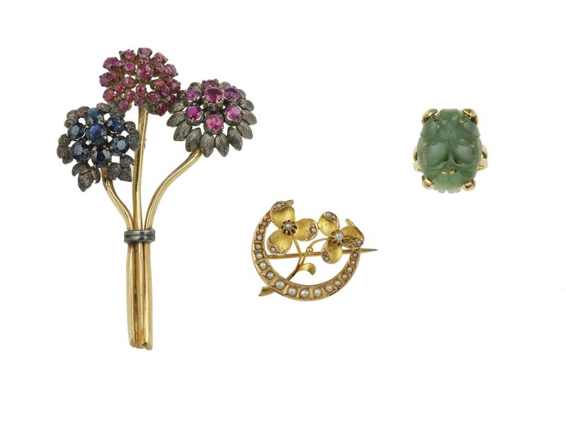 Lotto composto da due spille ed un anello con zaffiri, rubini, giadeite e piccole perle  - Asta Gioielli - Cambi Casa d'Aste
