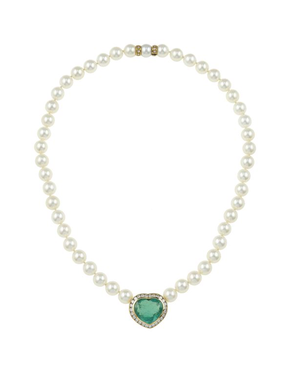 Collana con perle coltivate e pendente con smeraldo Colombia taglio cuore di ct 8.00 circa