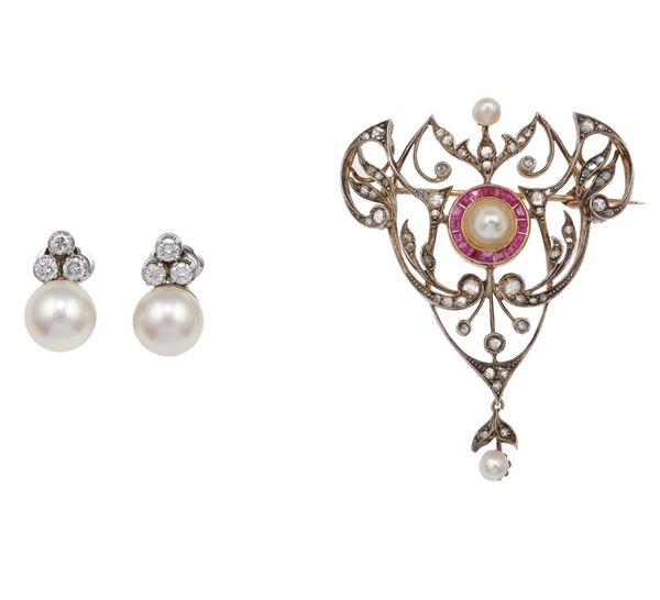 Lotto composto da una spilla con diamanti di vecchio taglio, perle e rubini sintetici ed un paio di orecchini con perle coltivate e diamanti