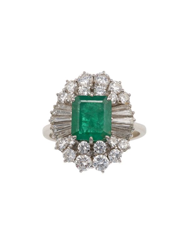 Anello con smeraldo di ct 2.30 circa e diamanti a contorno