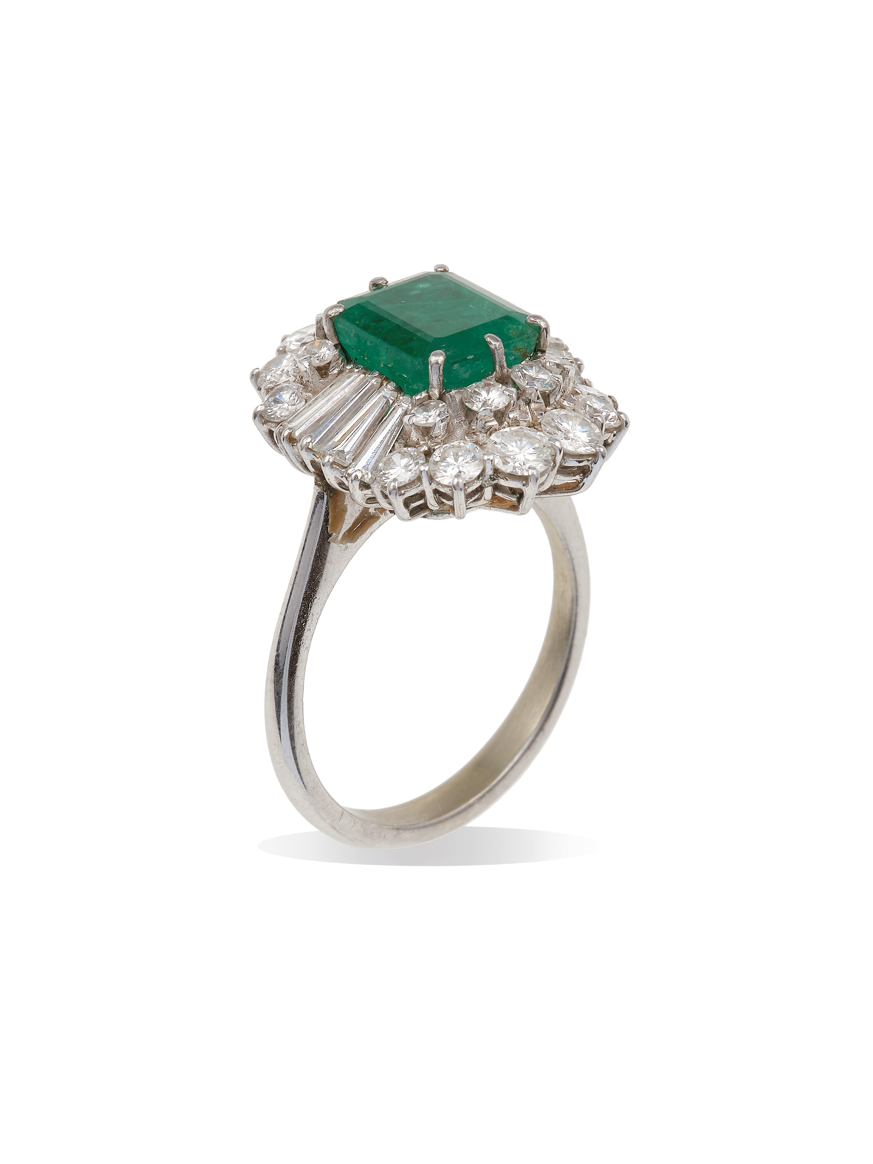 Anello con Smeraldo di Ct 2.30 Circa e Diamanti a Contorno