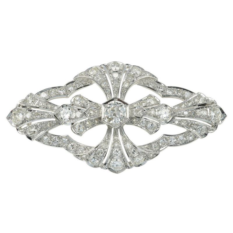 Spilla con diamante centrale di ct 0.90 circa e diamanti a contorno  - Asta Vintage Jewellery - Cambi Casa d'Aste