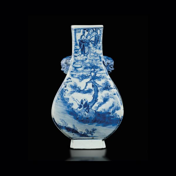 Vaso in porcellana bianca e blu a decoro di scene di vita comune e anse a mascheroni, Cina, Dinastia Qing, epoca Daoguang (1821-1850)