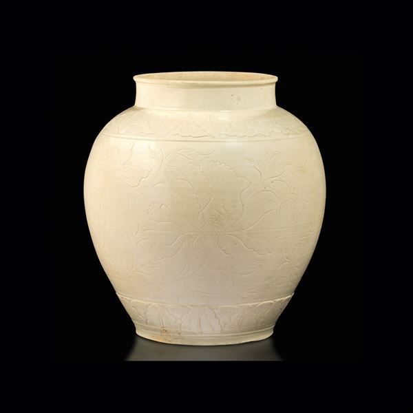 Vaso in porcellana monocroma ding a decoro floreale inciso, Cina, Dinastia Song, Song del Nord (960-1127)