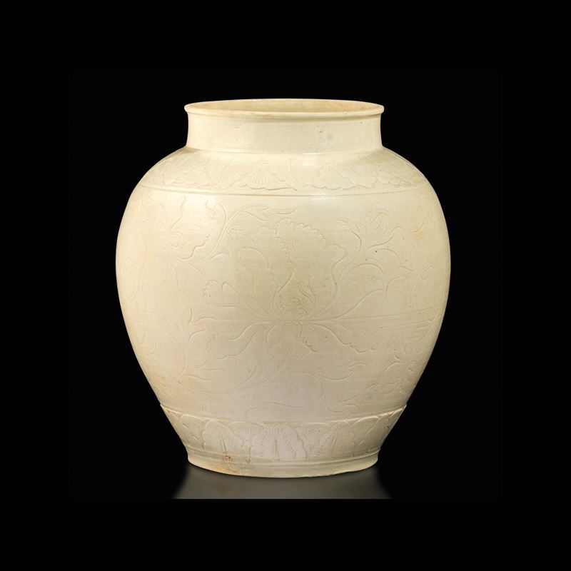 Vaso in porcellana monocroma ding a decoro floreale inciso, Cina, Dinastia Song, Song del Nord (960-1127)  - Asta Fine Chinese Works of Art - Cambi Casa d'Aste