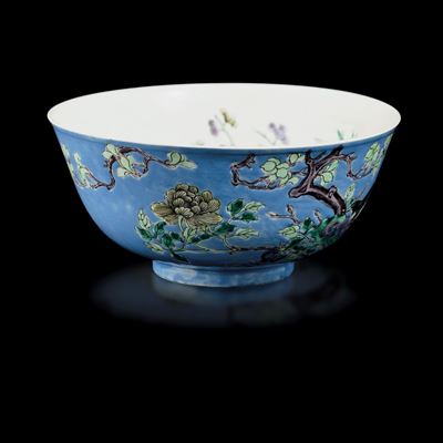 Ciotola in Porcellana a Decoro Floreale e Sfondo Azzurro, Cina, Dinastia Qing, Epoca Guangxu (187...