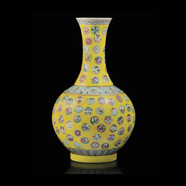 Grande vaso a bottiglia in porcellana a decoro con sfondo giallo, marca apocrifa Guangxu, Cina, Repubblica, XX secolo