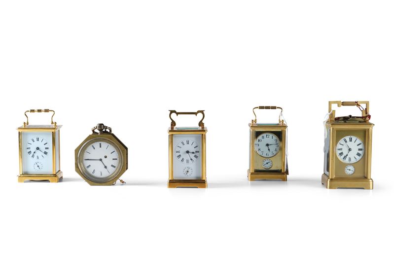 4 cappuccine e un orologio da carrozza. Provenienza…  - Auction Pendulum and clocks - Cambi Casa d'Aste