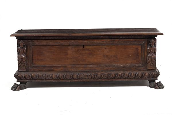 Cassapanca in legno intagliato. XVIII secolo