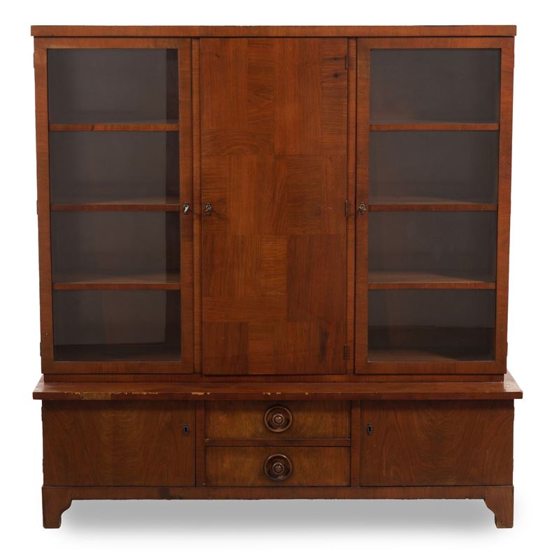 Mobile a due corpi con due ante a vetro. XX secolo  - Auction Antique - Cambi Casa d'Aste