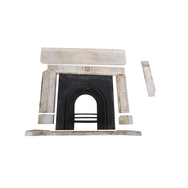 Camino in marmo bianco.