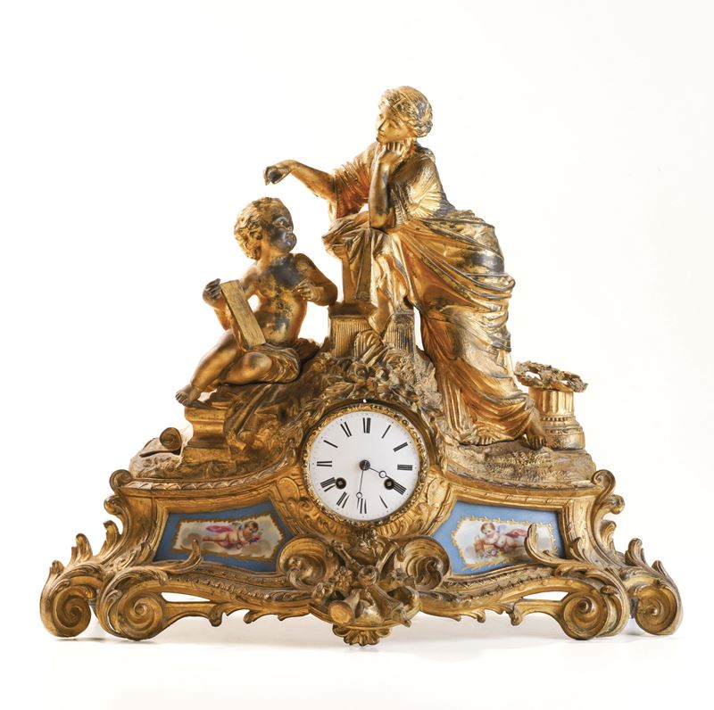 Pendola da tavolo in metallo dorato, fine XIX inizio XX secolo  - Asta Pendole e orologi  - Cambi Casa d'Aste