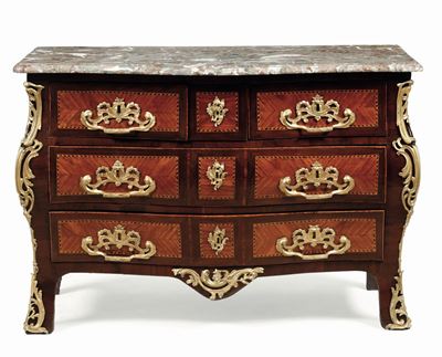Commode "tombeau" Lastronata e Filettata in Palissandro ed Altre Essenze Pregiate. Francia, XVIII...