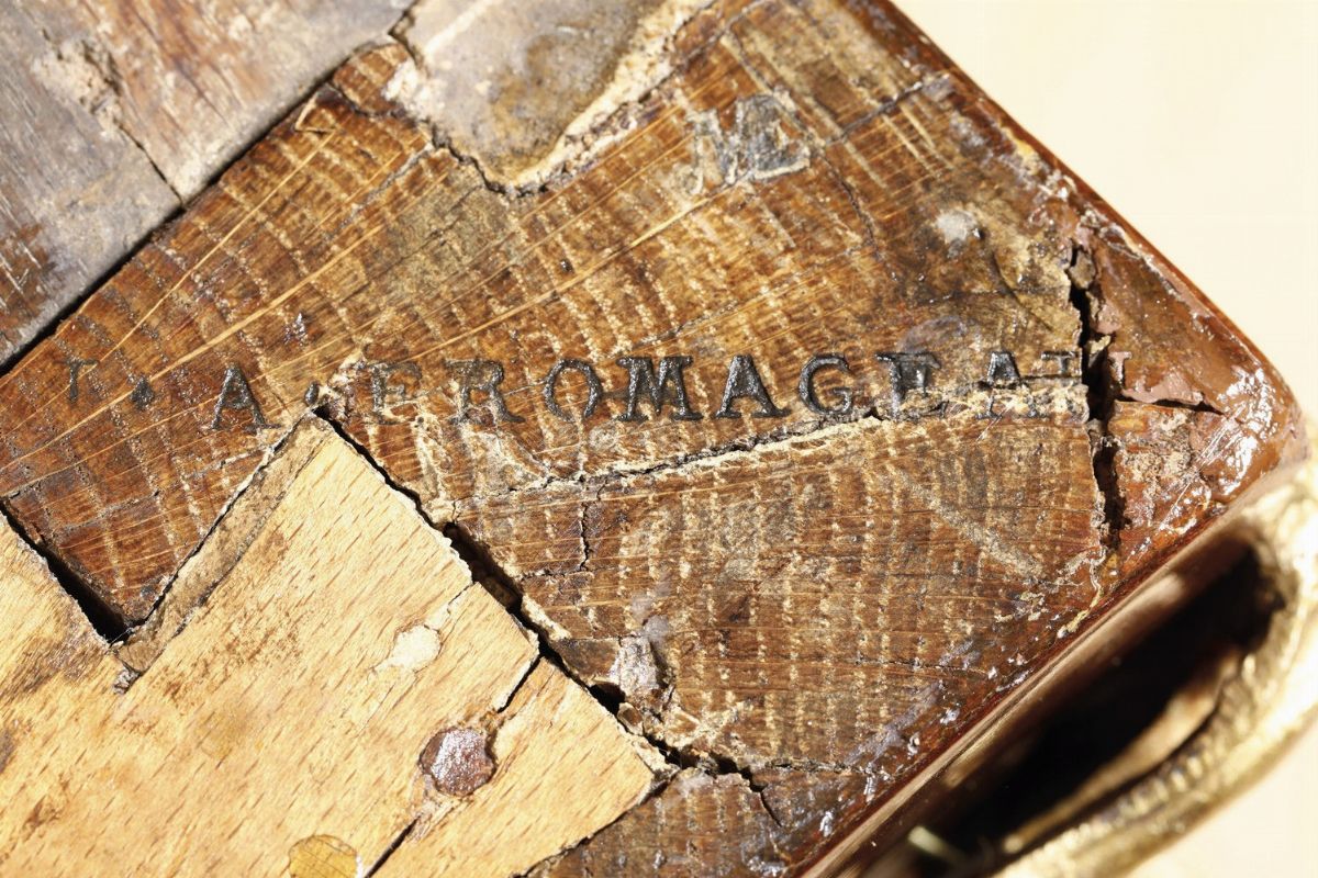 Commode "tombeau" Lastronata e Filettata in Palissandro ed Altre Essenze Pregiate. Francia, XVIII...
