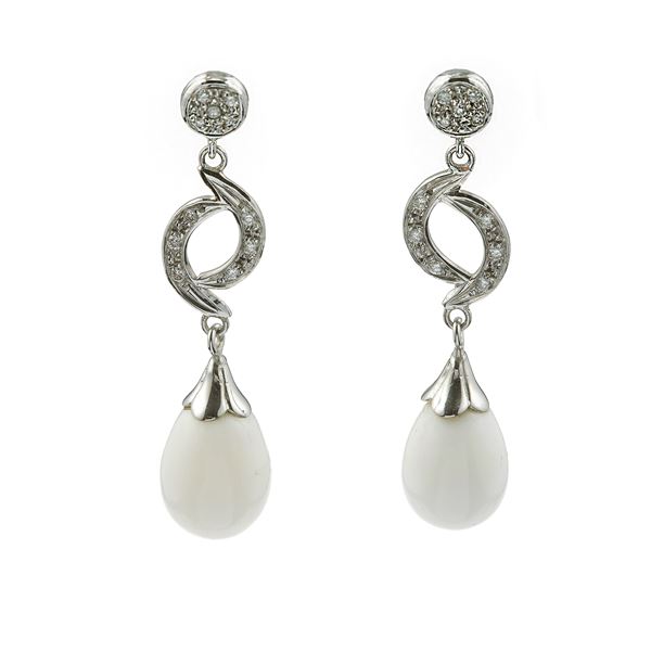 Pair of natural pearls pendent earrings. Gemmological Report GGTL n. 15-P-4177