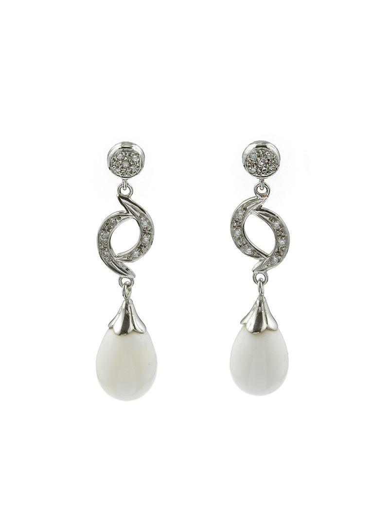 Pair of natural pearls pendent earrings. Gemmological Report GGTL n. 15-P-4177  - Auction Fine Jewellery - Cambi Casa d'Aste