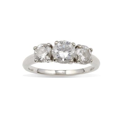 Anello in oro bianco con tre diamanti taglio brillante (ct 0,40, 0,75, 0,42 circa)