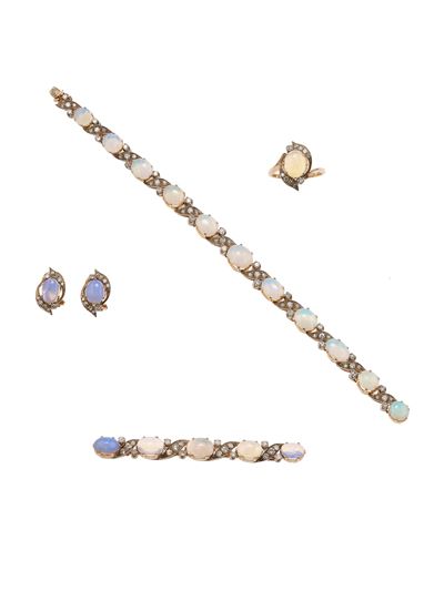 Parure Composta da Bracciale, Orecchini, Anello e Spilla con Opali e Piccoli Diamanti