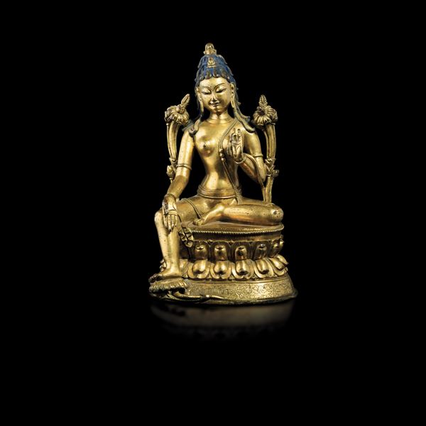Figura di Shyamatara seduta su fiore di loto, in bronzo dorato, Tibet, XVII secolo