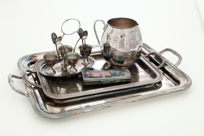 Lotto di oggetti in metallo argentato. XX secolo  - Auction Antique - Cambi Casa d'Aste