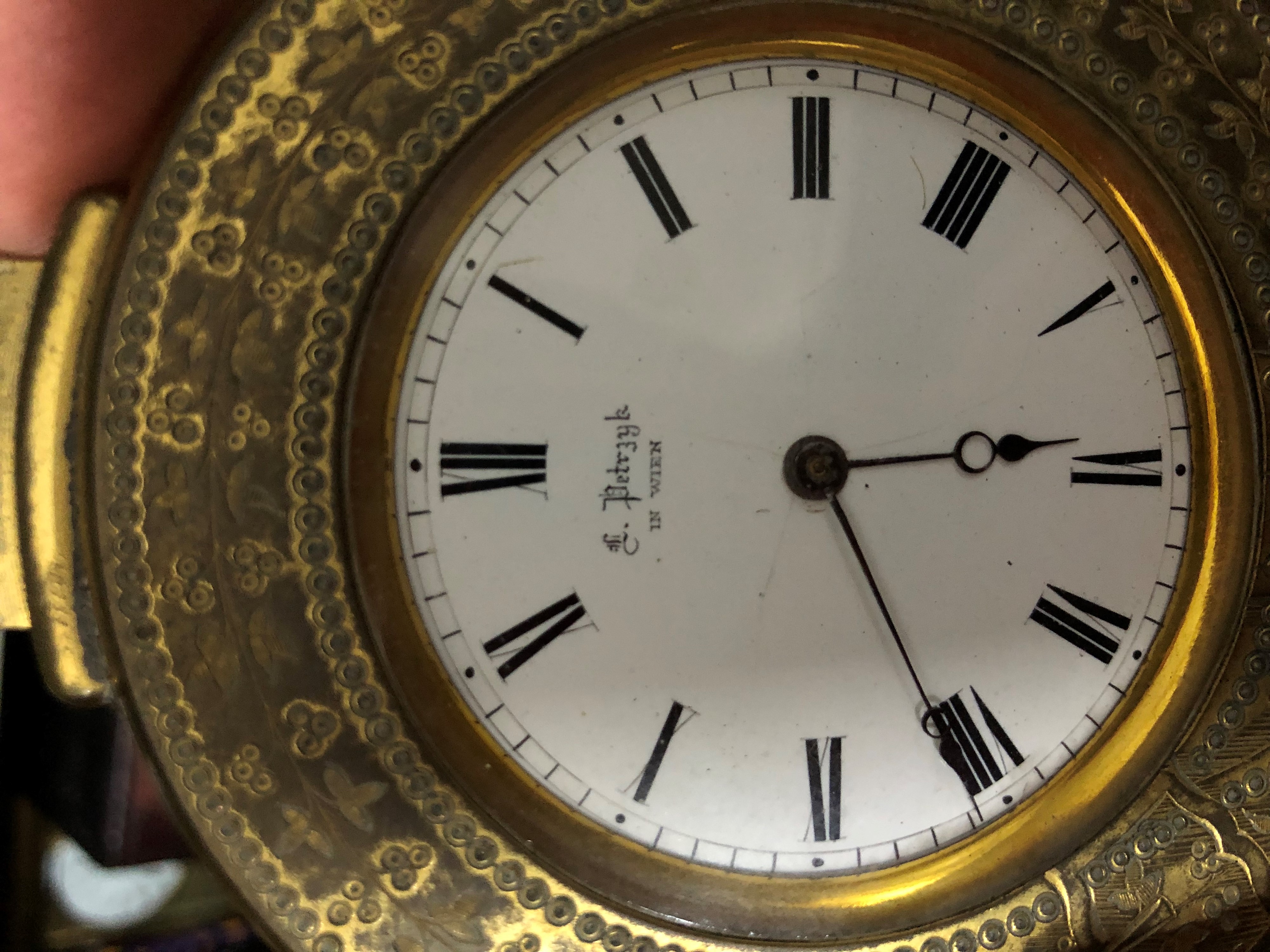 Orologio da Alcova e da Appoggio di Forma Rotonda in Bronzo Dorato. Vienna, XIX Secolo