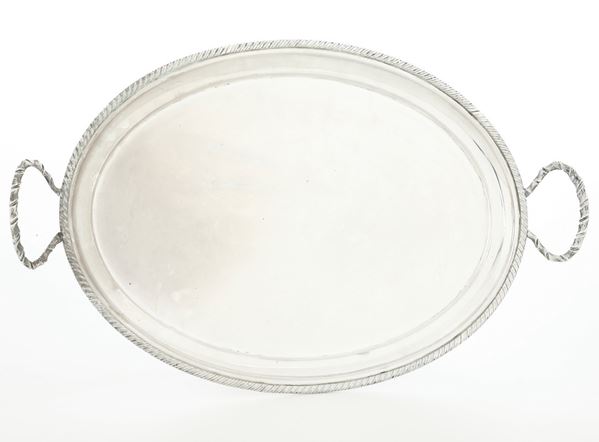 Vassoio biansato. Argenteria italiana del XX secolo