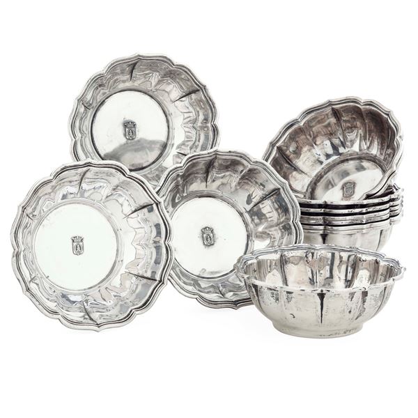 Dodici ciotole sagomate. Argenteria milanese del XX secolo. Argentiere Giacchè