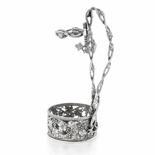 Portabottiglia con decoro a tralci di vite. Argenteria artistica italiana del XX secolo. Argentiere Cesa, Alessandria